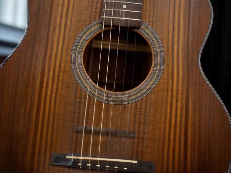 Hand rückt die Gitarre in eine rückenschonende Spielposition – Haltungstipp aus dem Norberg Kurs Selbstversuch